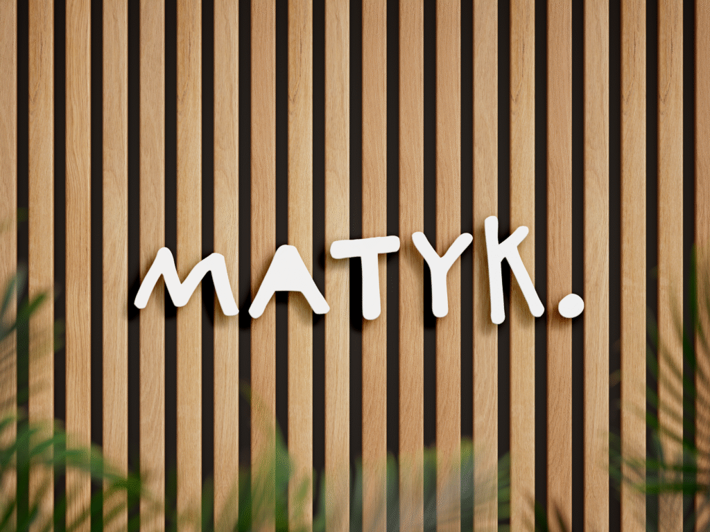 matyk logo ant sienos